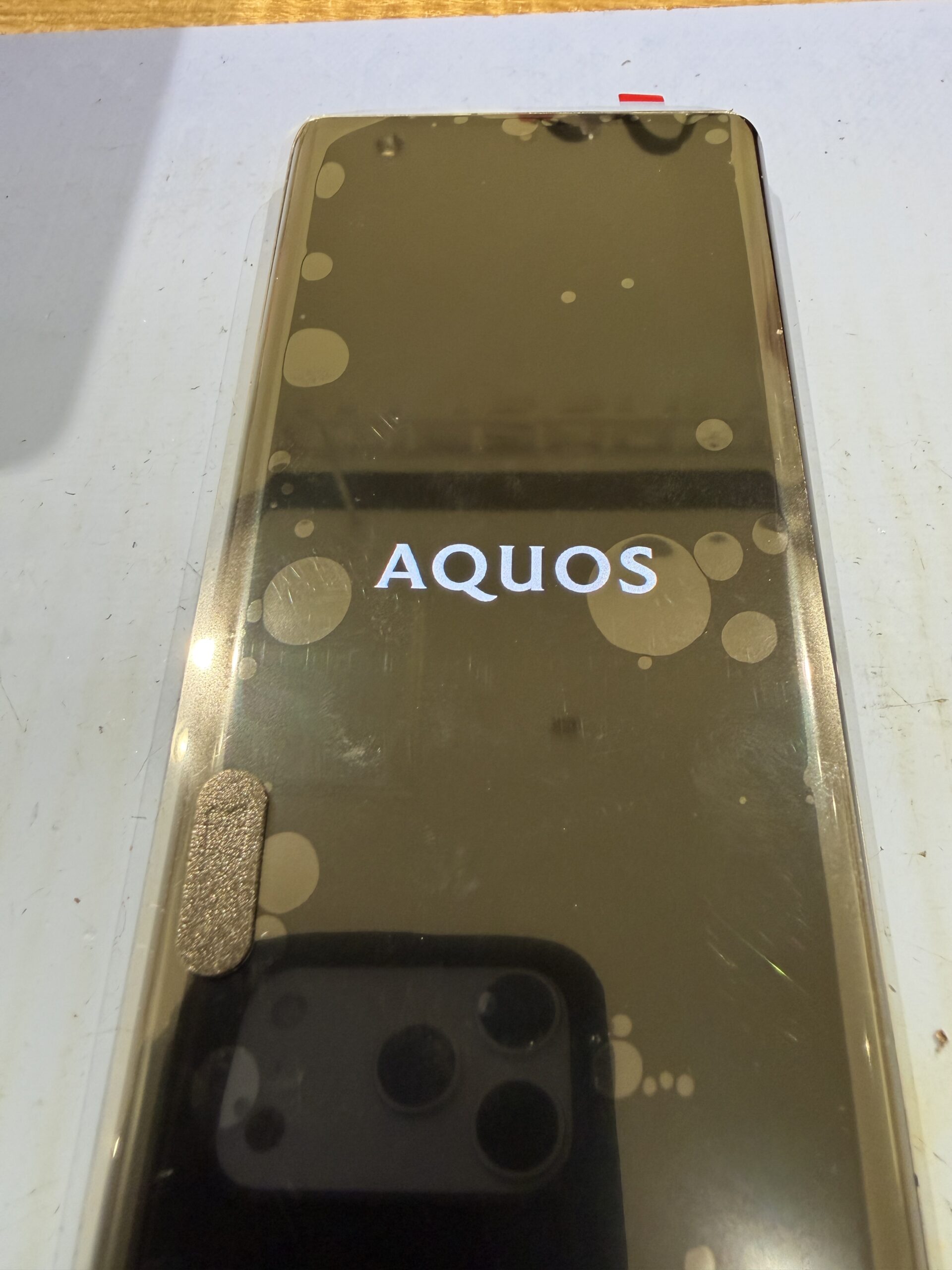 AQUOS R6の画面が真っ暗に！電源が入るのに映らない症状も修理で直る？