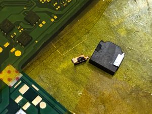 Switch基板の2R2インダクターコイルという電子部品が剥がれ