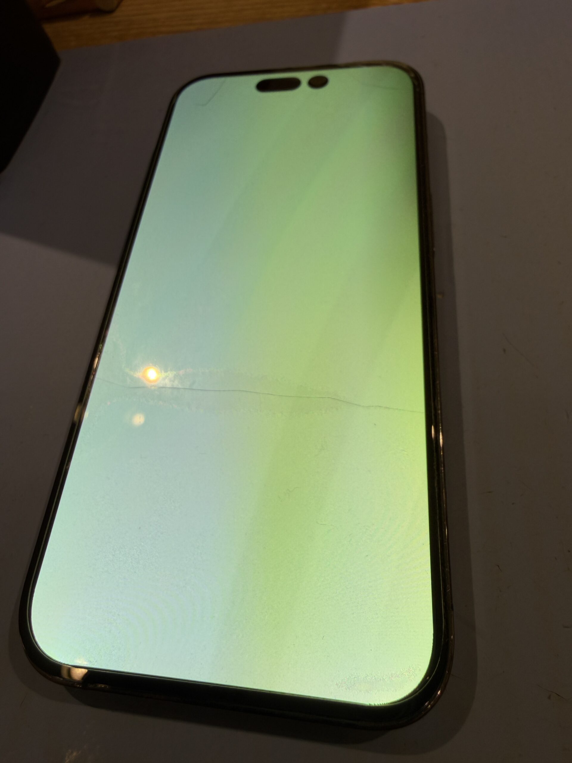 札幌駅でiPhone 14 Proの画面浮き修理｜バッテリー膨張で白く発光して