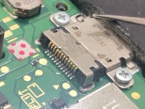 Switch 分解後の充電口（基板）