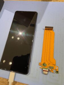 修理完了し充電ランプが点灯したXperia 5 II