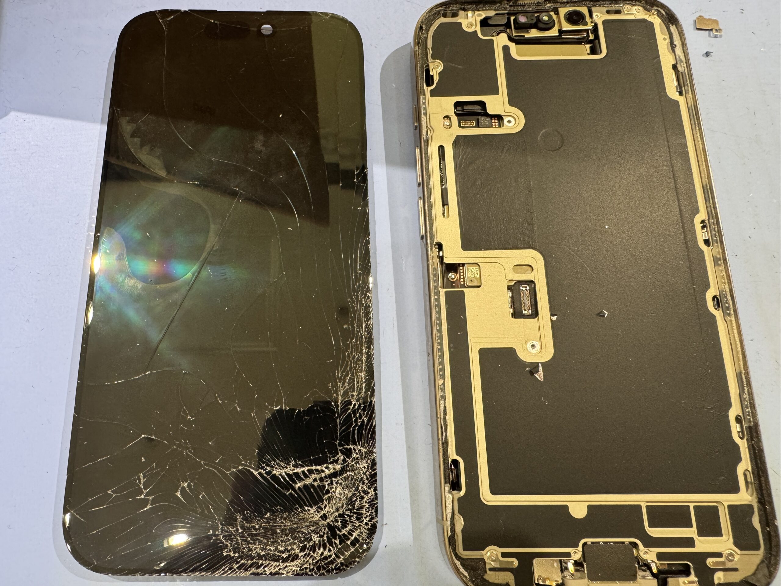 iPhone 16 Proの画面が緑色に点滅？すぐに修理できるの？修理事例を紹介！