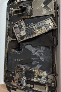 海水水没したiPhone本体と分解した基板