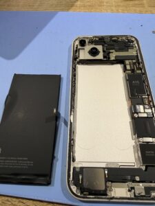 iPhone 14 Plus バッテリー取り外し