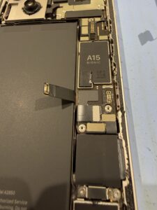 iPhone 14 Plus バッテリーコネクター外し