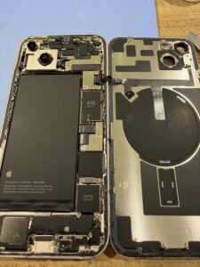 iPhone 14 Plus 背面パネル分解後