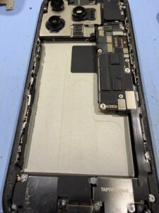 iPhone 16 Pro バッテリー取り外し画像