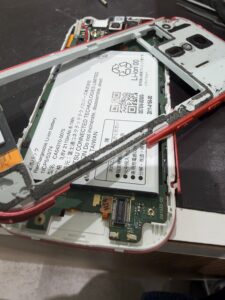 らくらくスマートフォン（F-42A）分解工程3