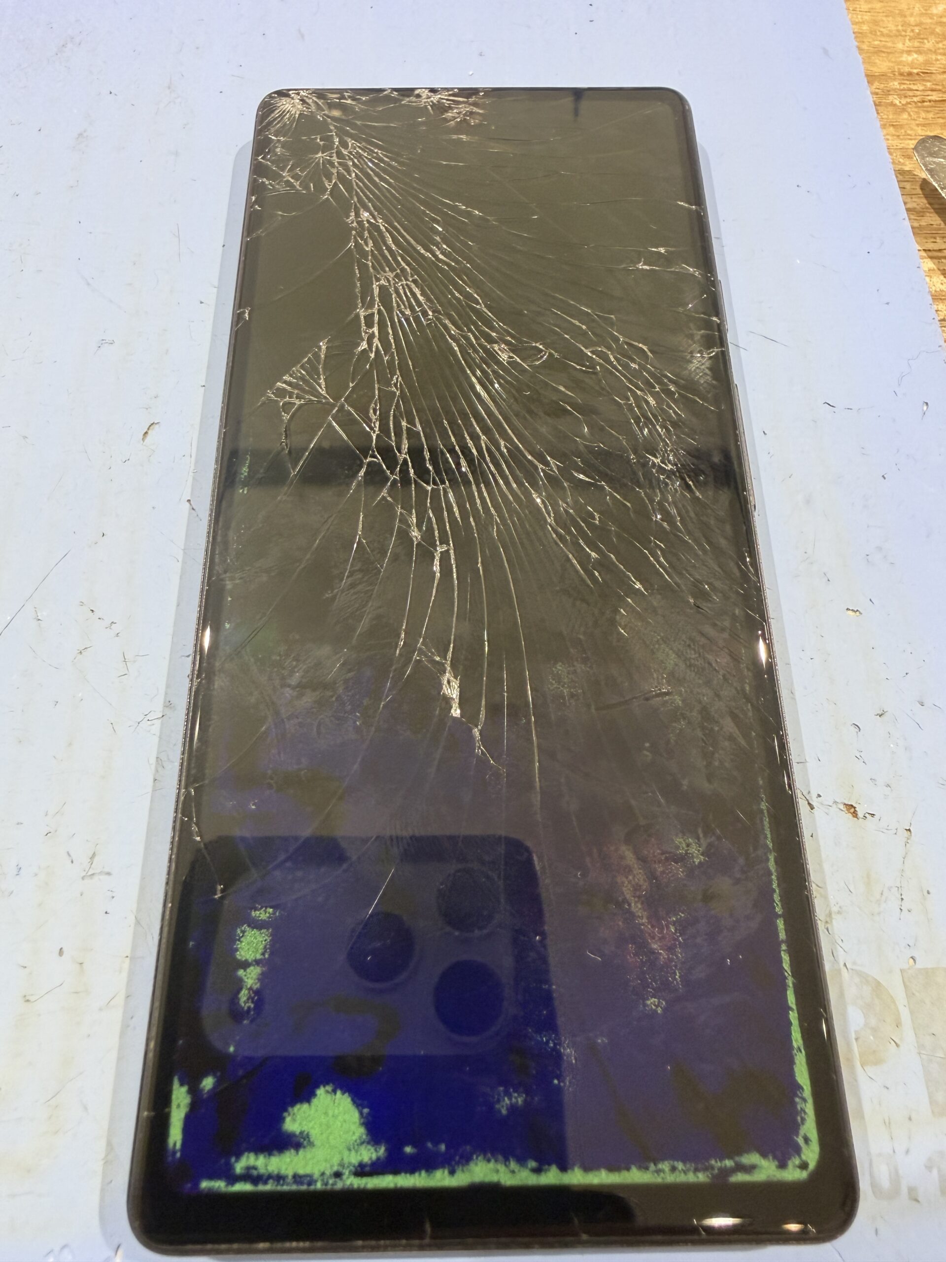 Google Pixel 8a 落下で画面が割れて操作ができなくなった故障を即日修理！