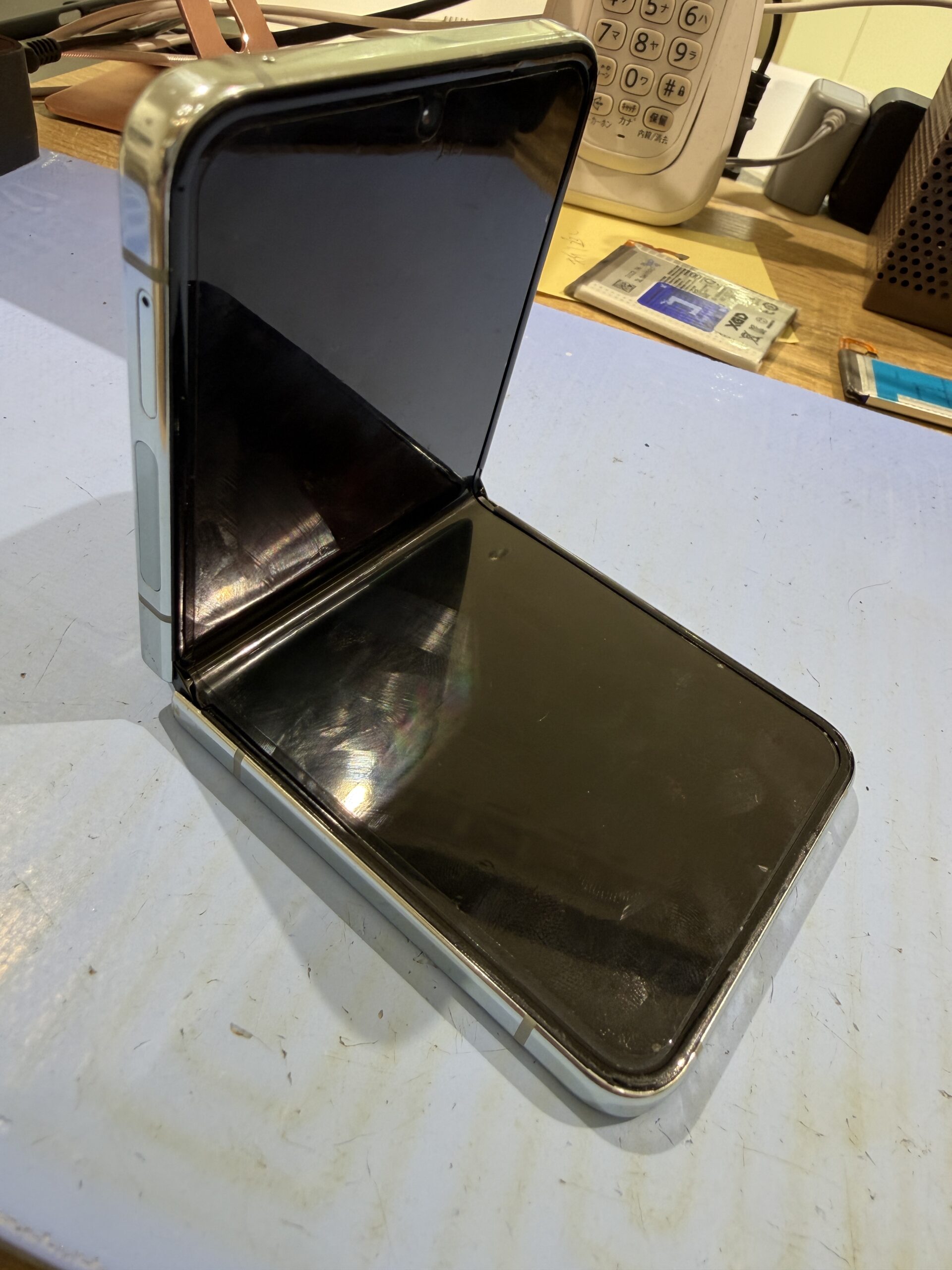 Galaxy Z Flip 5バッテリー交換事例の紹介！2つある特殊構造と正規店比較