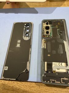 Galaxy Z Fold4を分解し基板とバッテリーコネクタ周辺を確認している状態