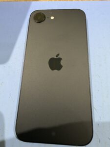 iPhone 17eブラックモデルの背面状態