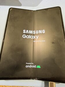 Galaxy Z Fold4が修理後にSamsung Galaxyロゴを表示して起動している状態