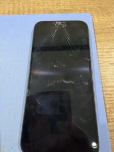 iPhone 17eの画面上部が割れている修理前の状態