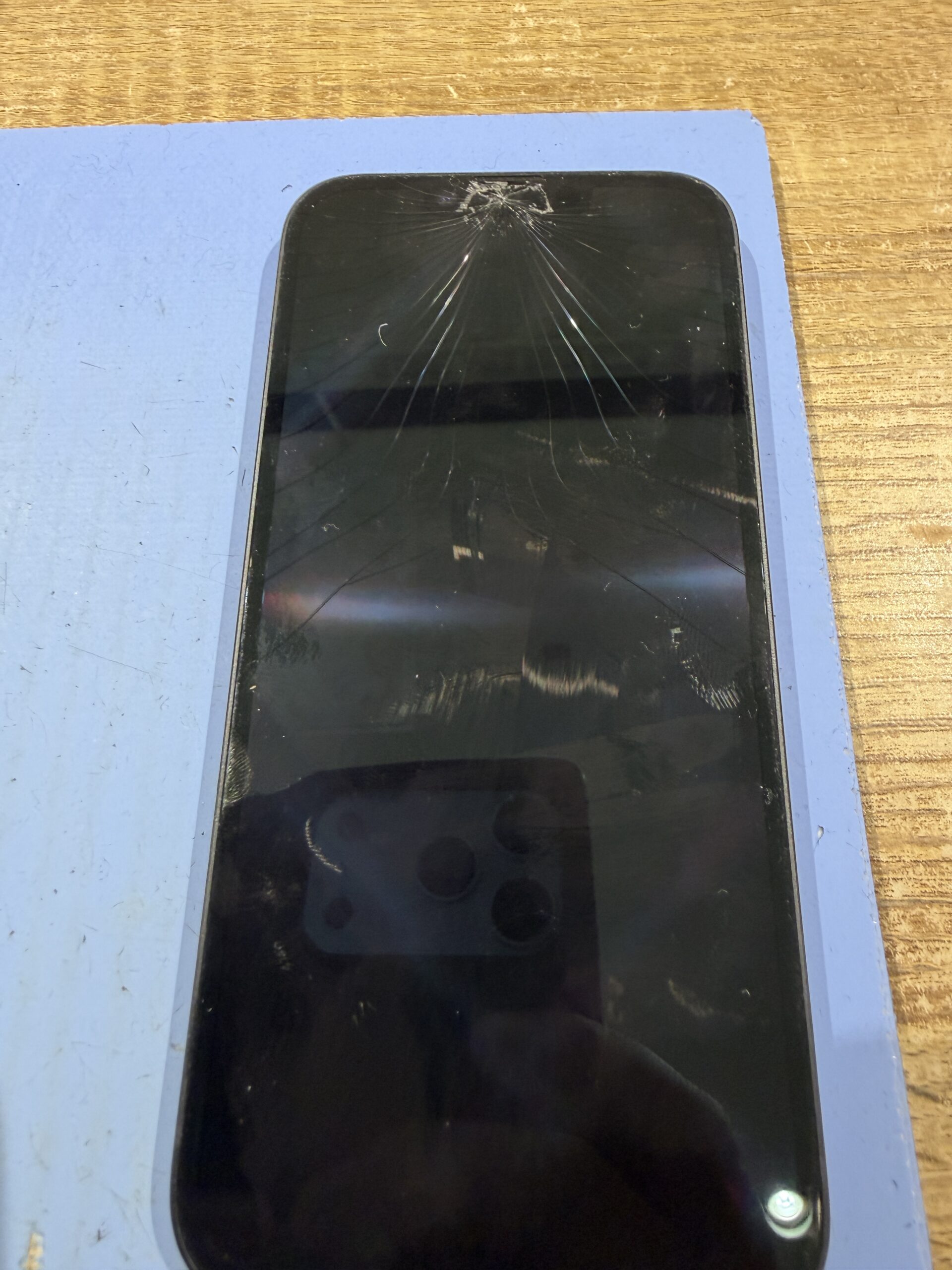 iPhone 17e 256GB ホワイト 画面割れ バッテリー100% iPhone 17eの画面割れは修理できる？札幌駅直結でデータそのまま画面交換
