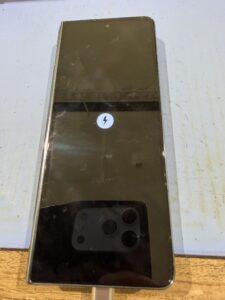 Galaxy Z Fold4の画面にCheck BATTERYを示すバッテリー警告アイコンが表示されている状態