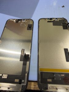 iPhone 17eの割れた画面と交換用画面を並べて比較している状態