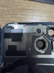 iPhone 15 背面ガラス分解の水没判定マークのアップ画像