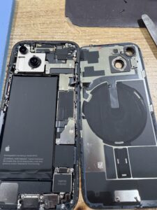 iPhone 15 背面ガラス分解