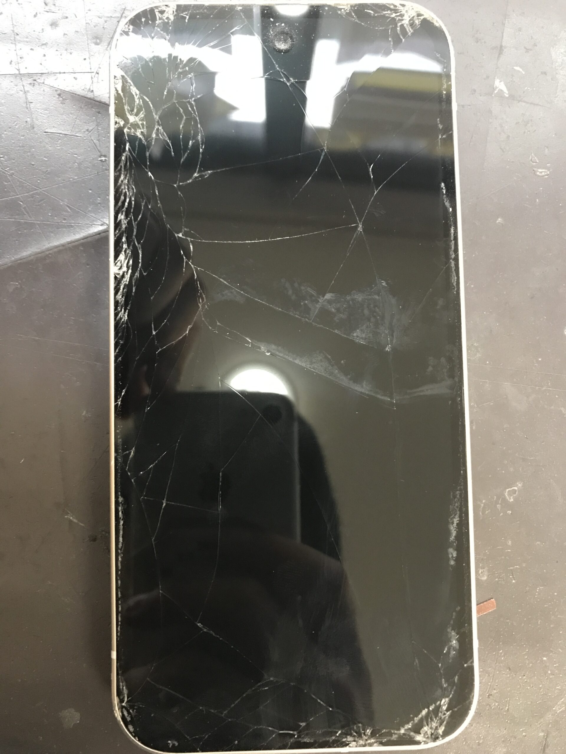 Pixel 9a が画面バキバキでも操作できる？ 画面交換で安全に復旧｜スマ