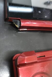 破損したヒンジ部分が露出した任天堂3DSの故障箇所