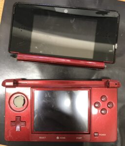 上下が完全に分離した任天堂3DSの故障状態