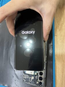 Galaxy A21に仮付けした新しい液晶が正常表示している様子