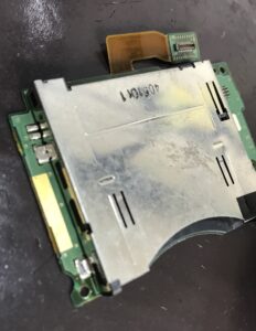 New3DSのゲームカードトレイを取り外し、接点部分の状態を確認している様子。ゲームカード読み込み不良の原因をチェックしている工程写真