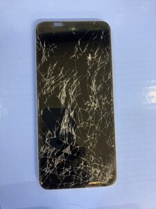 Redmi Note 10T 修理前 バキバキの画面