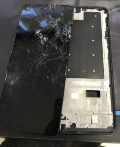 分解し、破損した OPPO Reno5 A の液晶パネルを取り外した内部状態