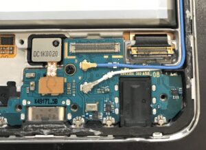 腐食した液晶コネクタ(ラッチ)部分のアップ写真