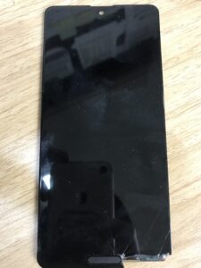 AQUOS SENSE4 Lite 画面割れ修理｜取り外した破損ディスプレイ