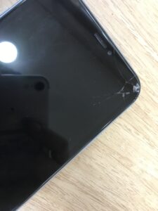iPhone XR 画面割れ修理前｜右上が割れた状態