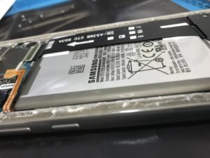 Galaxy A53 5G バッテリー膨張で背面が浮いている状態