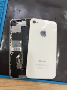 裏蓋を開けた iPhone 4S