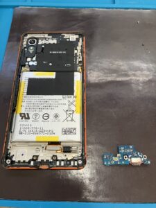Xperia ACEⅢ 充電口交換 修理中の分解作業の様子