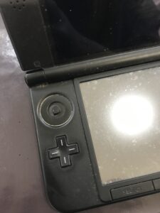 3DS LL スライドパッドボタンが欠損している状態の写真