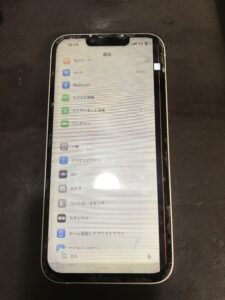 iPhone13の画面に縦縞と右端が暗転している修理前の状態