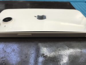 iPhone14 バッテリー膨張で背面が浮いている状態 大宮修理