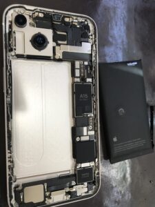 iPhone14 膨張バッテリー取り外し作業中 大宮