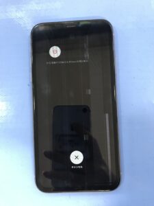 iPhone11 画面右側が映らない修理前の状態