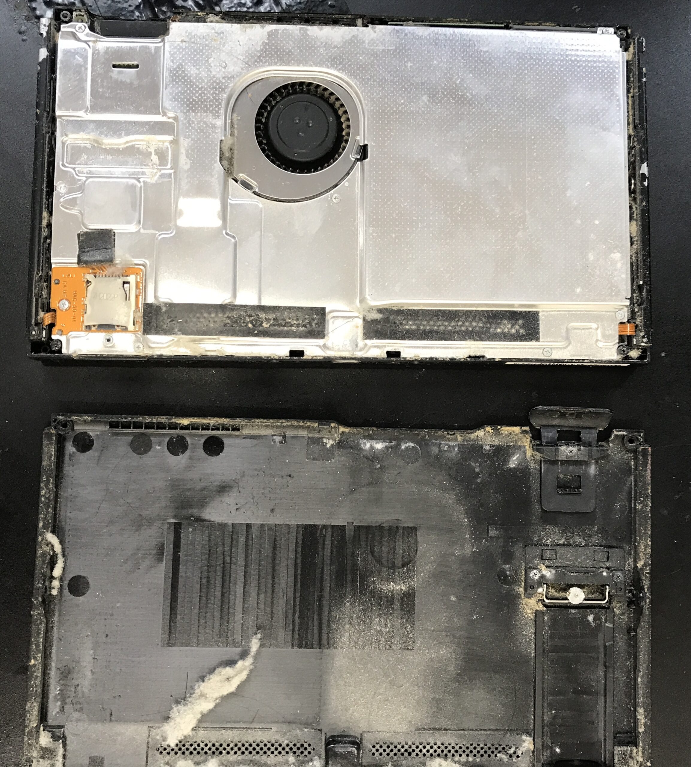 分解したSwitch内部に溜まったホコリの状態