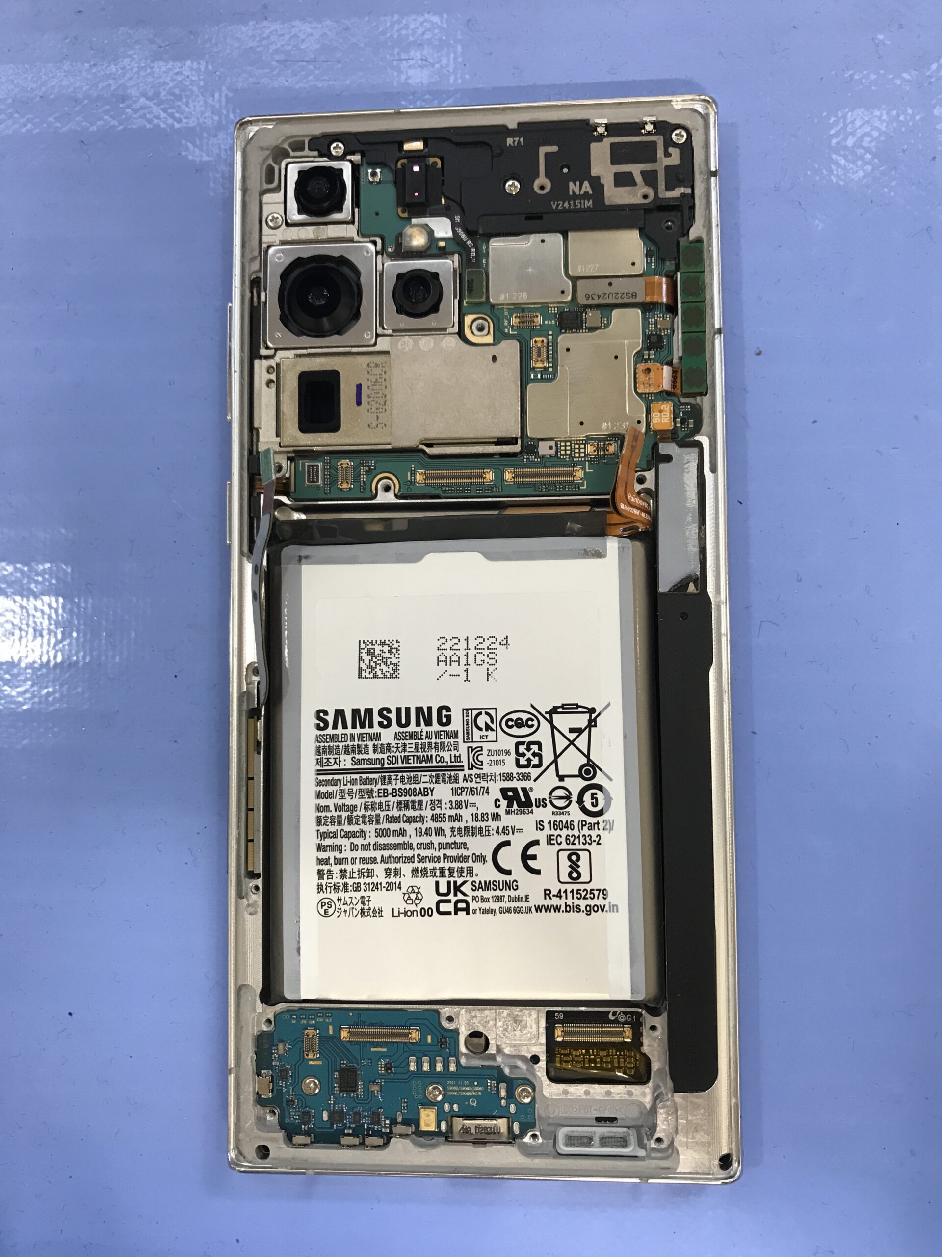 Galaxy S22 Ultra 分解作業中の内部構造