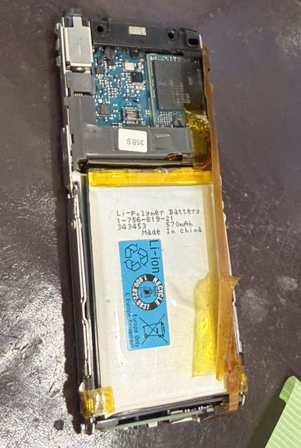 ウォークマン 分解作業 バッテリー交換中