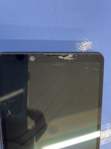 Xperia 5Ⅴ 落下により上部画面が割れた状態のディスプレイ