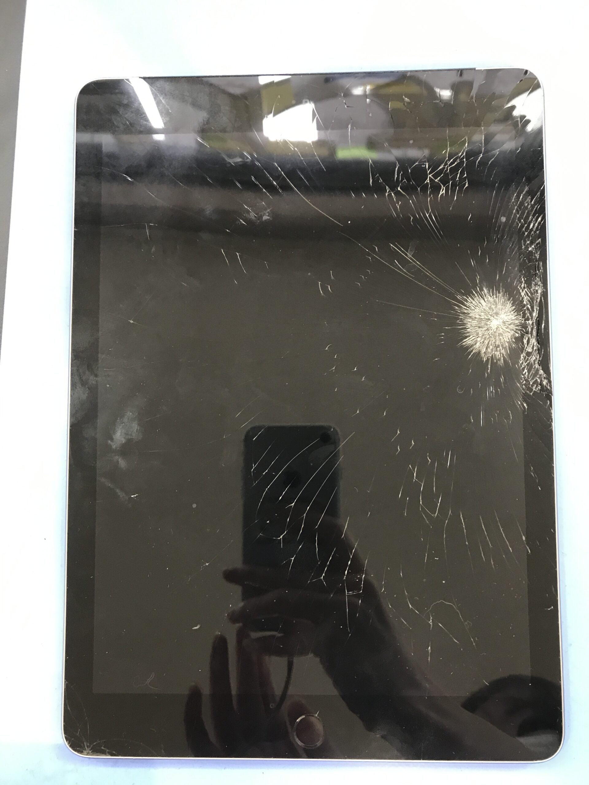 iPad6 タッチパネル割れ 修理前の状態