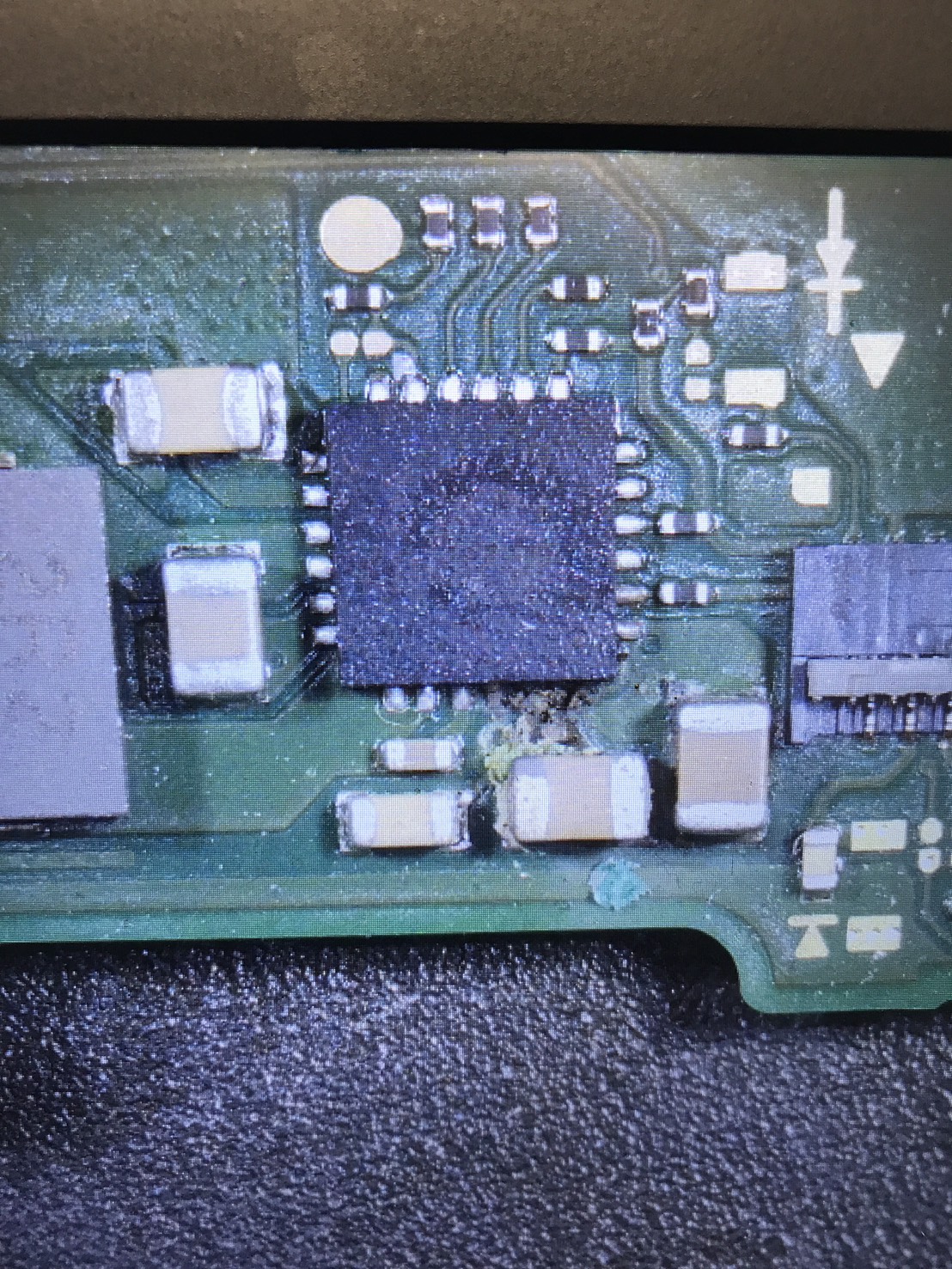 Nintendo Switchの基板でBQチップ下のコンデンサが焦げてショートしている状態