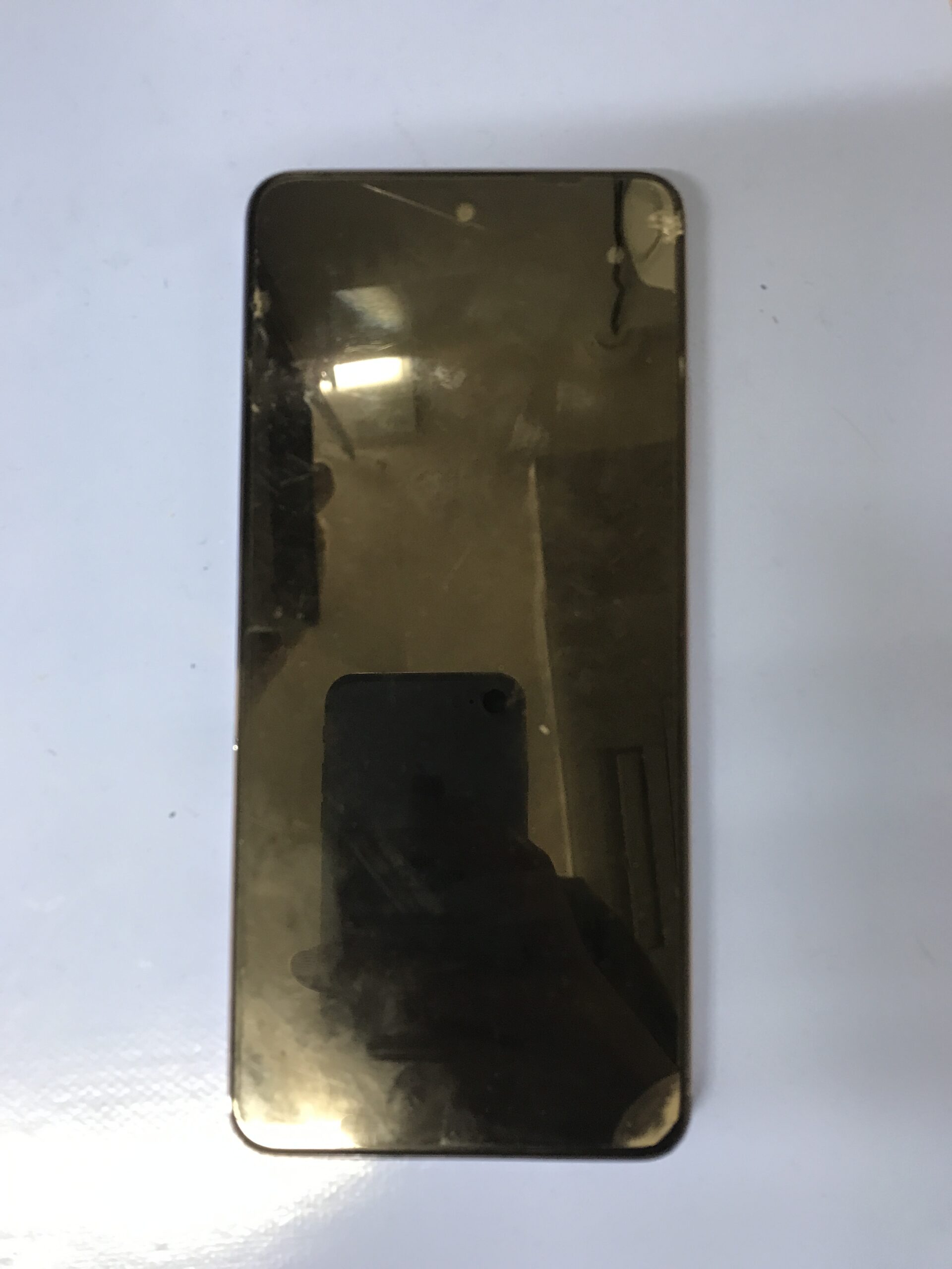 OPPO A3の画面が大きく割れている状態の写真