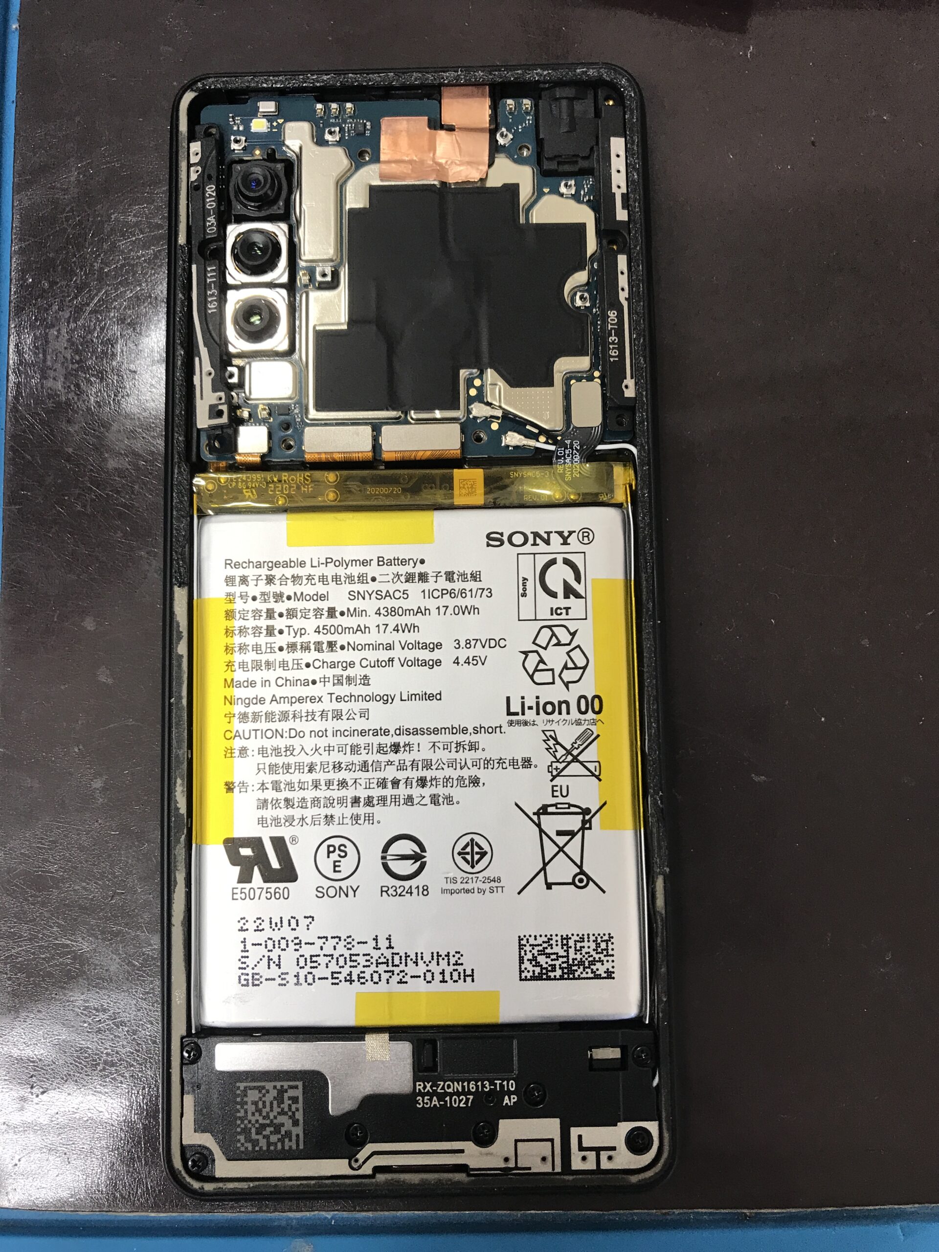 Xperia 10 IIIを分解して電源ボタンを修理している様子