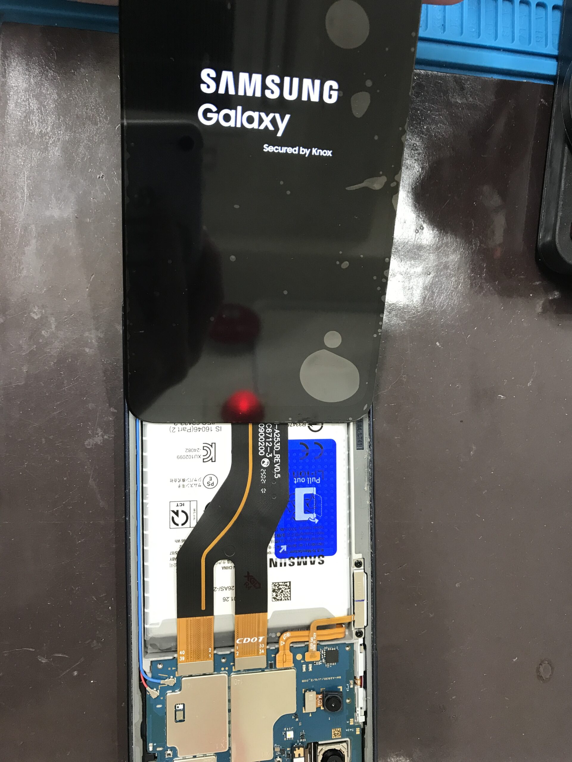 GalaxyA25の新しい画面を仮付けして表示確認している様子